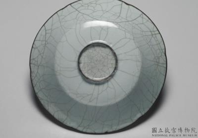 图片[3]-Dish with hibiscus-shaped rim in celadon glaze, Guan ware, Southern Song dynasty, 12th-13th century-China Archive